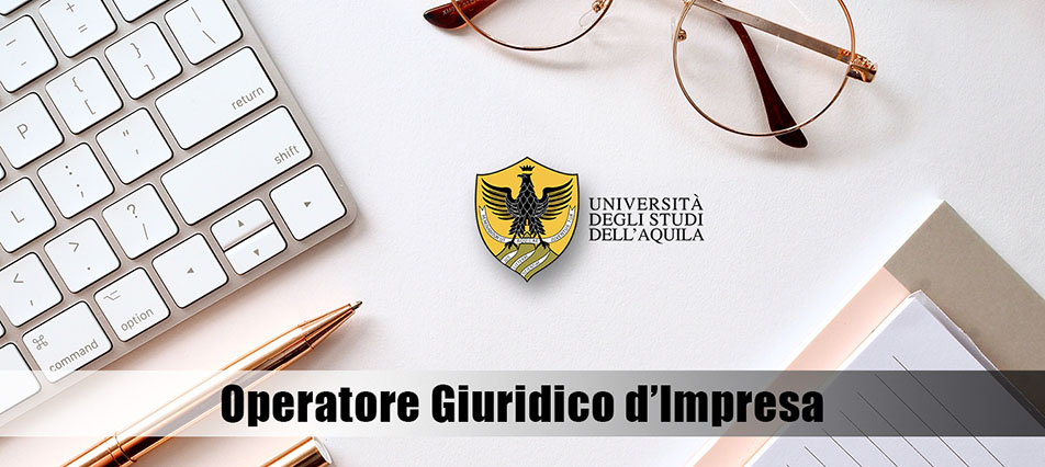 Operatore Giuridico d'Impresa: scrivania con una tastiera, un paio d'occhiali, una penna ed un taccuino